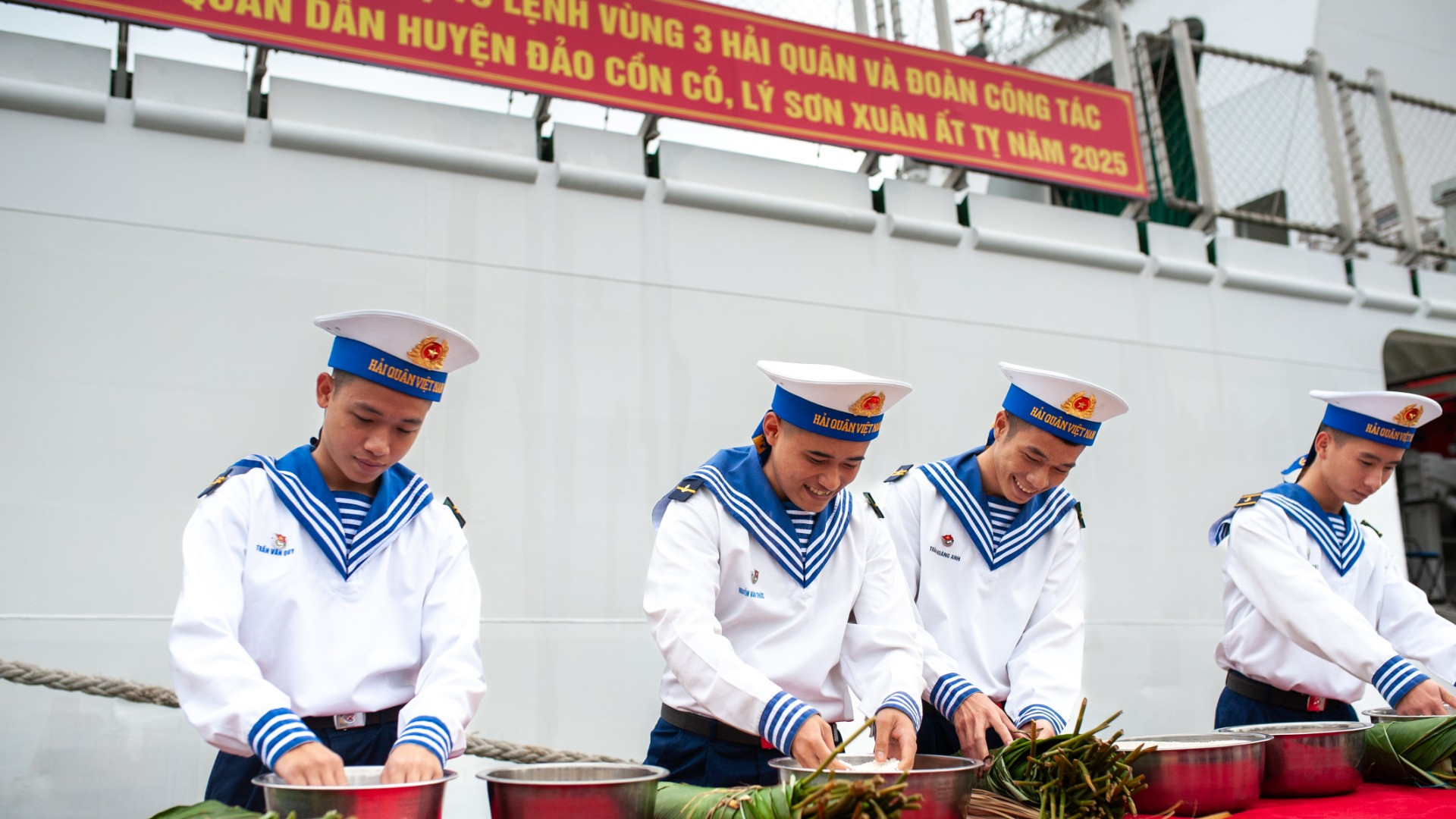 Các chiến sĩ Vùng 3 Hải quân chuẩn bị đồ gói bánh chưng.