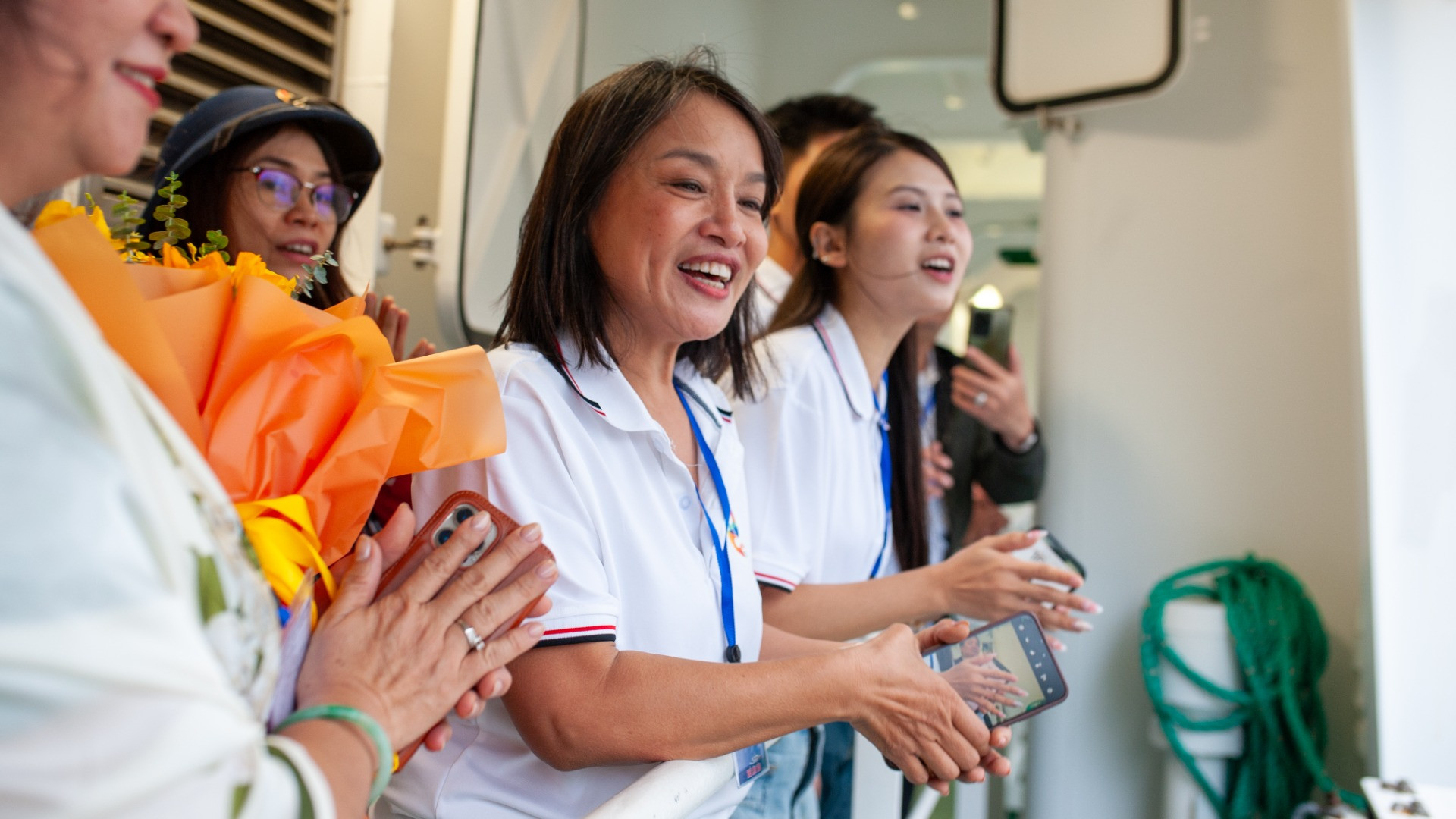 Các đại biểu chào tạm biệt.