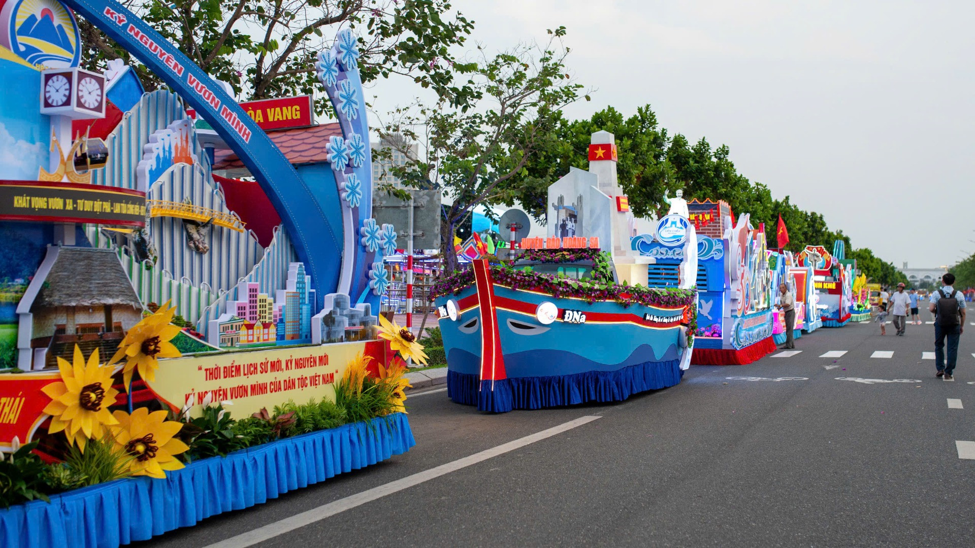 11 xe hoa tham gia Hội thi-Diễu hành được trang trí rất công phu.