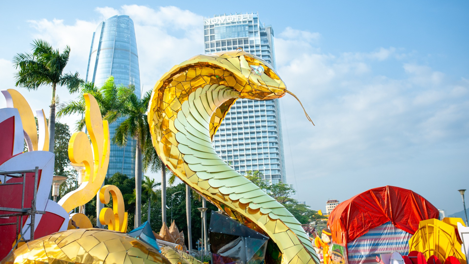 Theo các công nhân đang thi công nơi đây, linh vật rắn tại cầu chữ T có kích thước nhỏ hơn, vảy rắn được thiết kế khác hơn. Đặc biệt là sự khác biệt về hệ thống chiếu sáng chung quanh tượng.