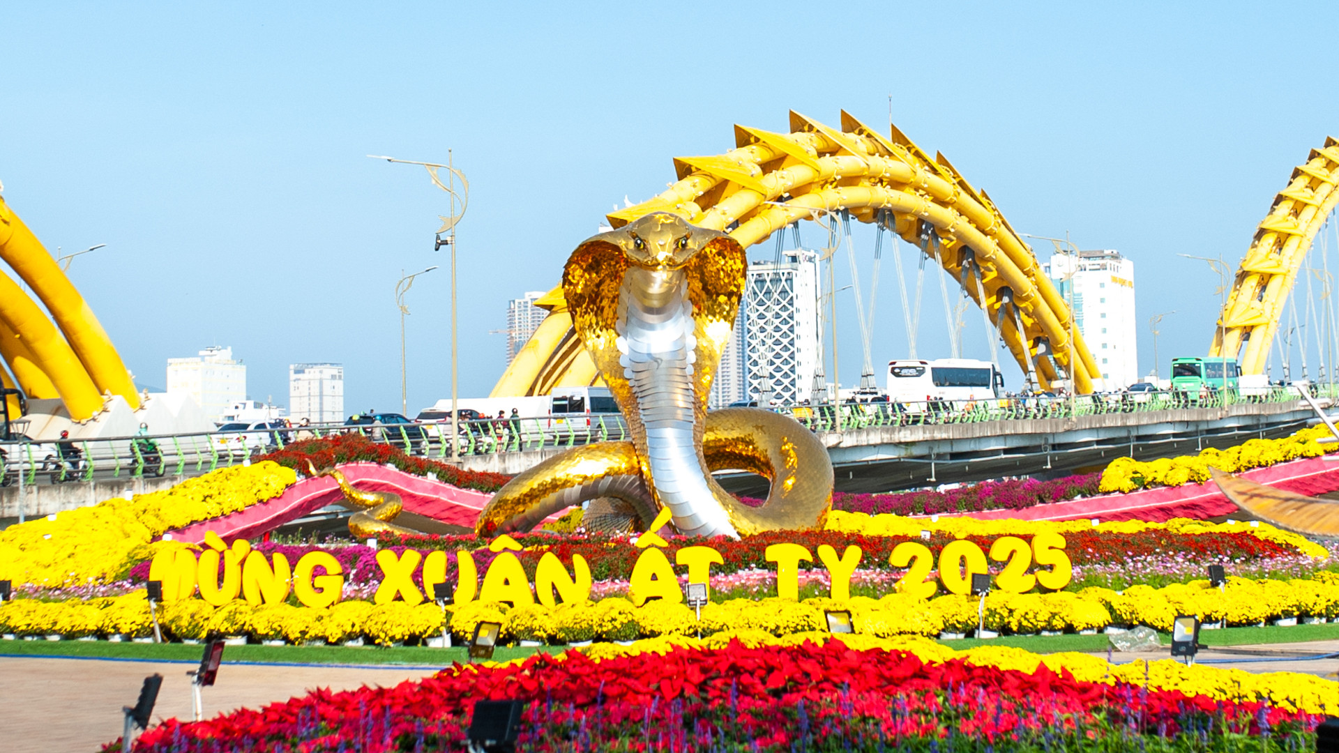 Linh vật rắn Ất Tỵ 2025 trên đường hoa Bạch Đằng.