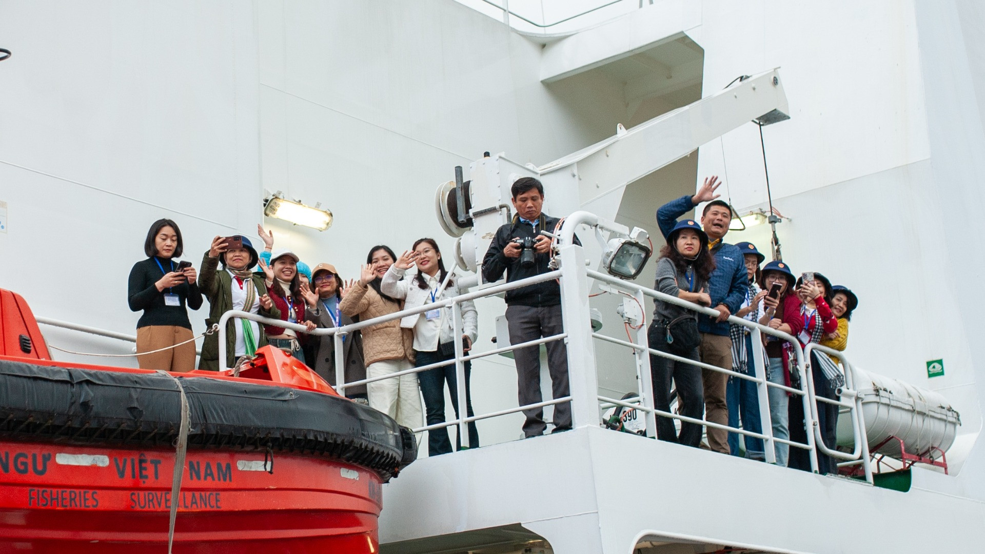 Đoàn công tác phấn khởi với chuyến đi ý nghĩa lần này.