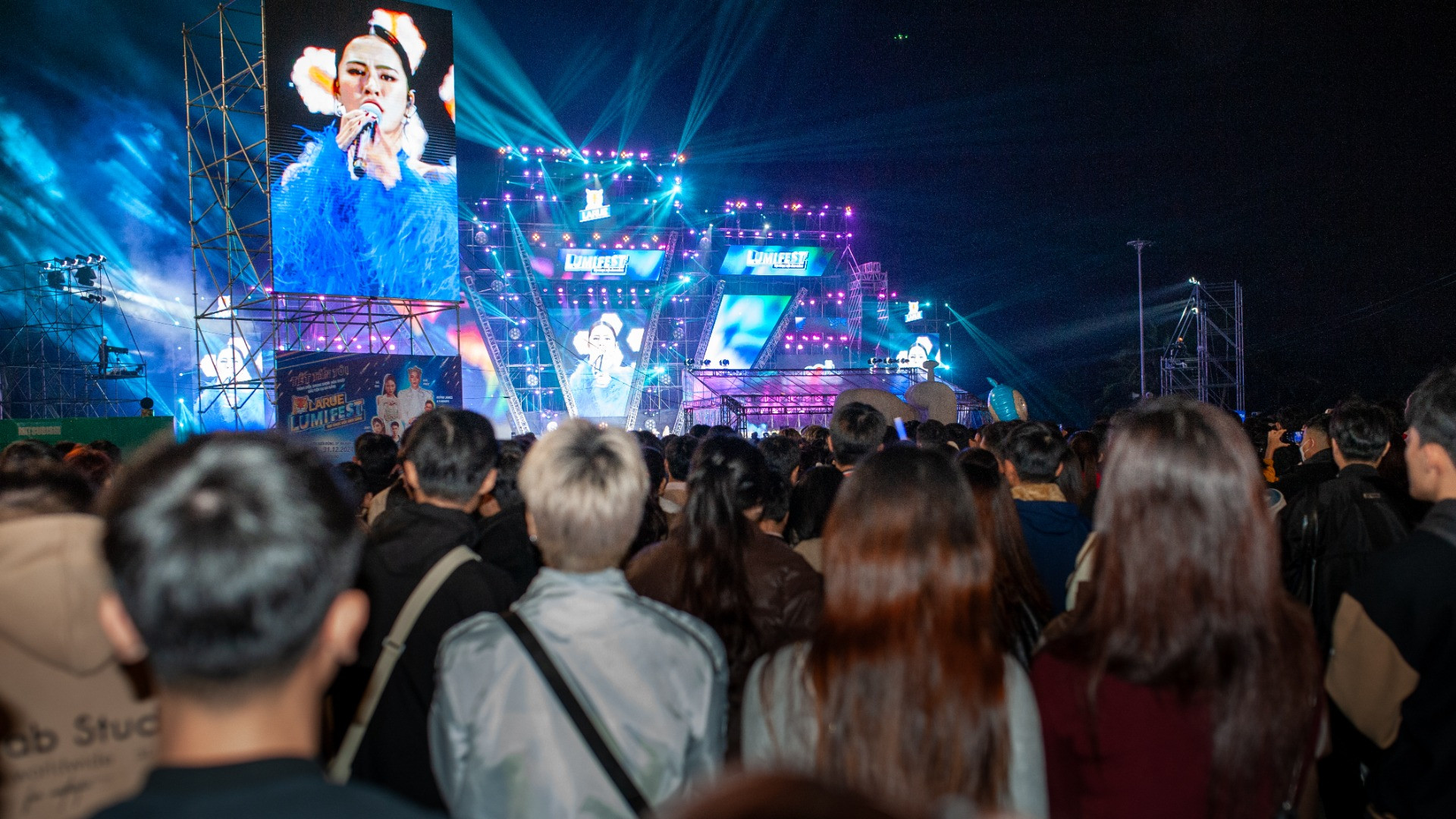 Ca sĩ khuấy động đám đông cho thời khắc chào đón năm 2025.