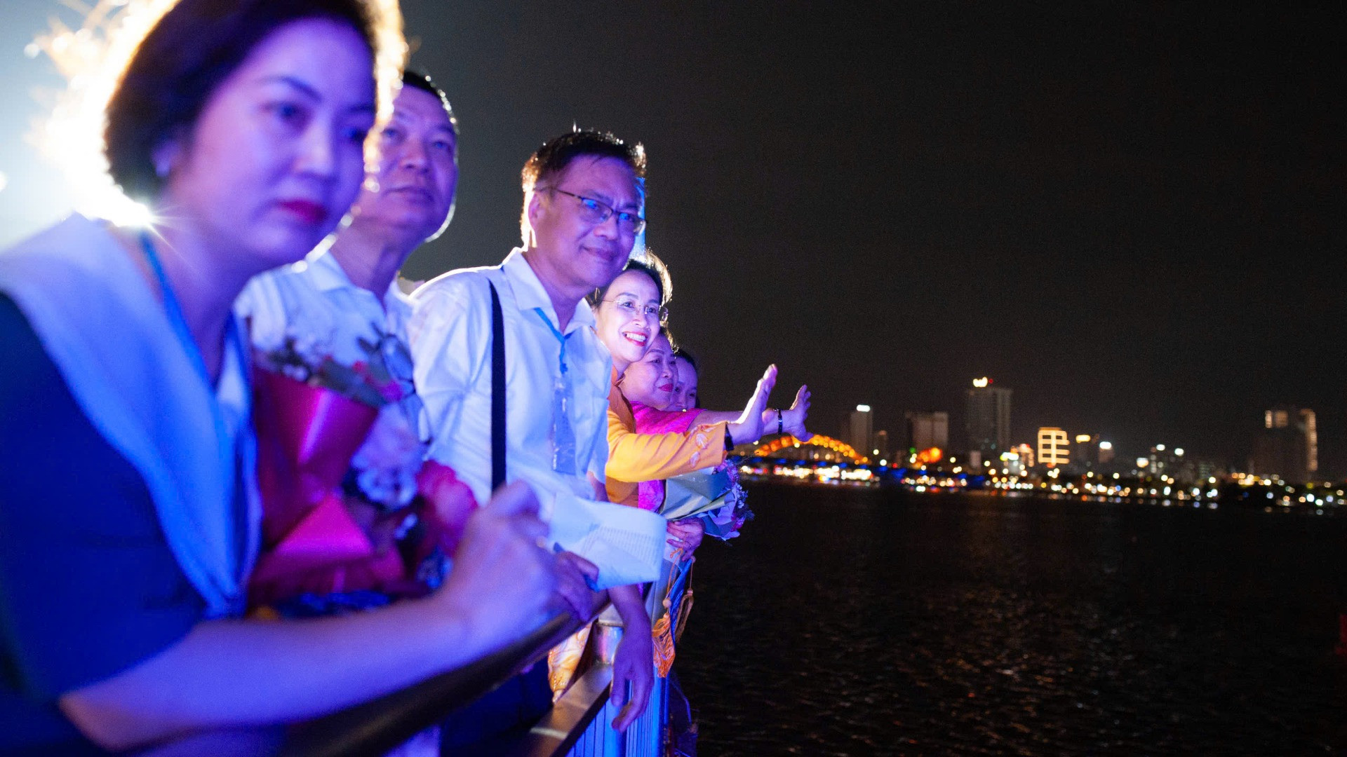 Các đại biểu vẫy chào thuyền hoa tham gia Hội thi-Diễu hành.