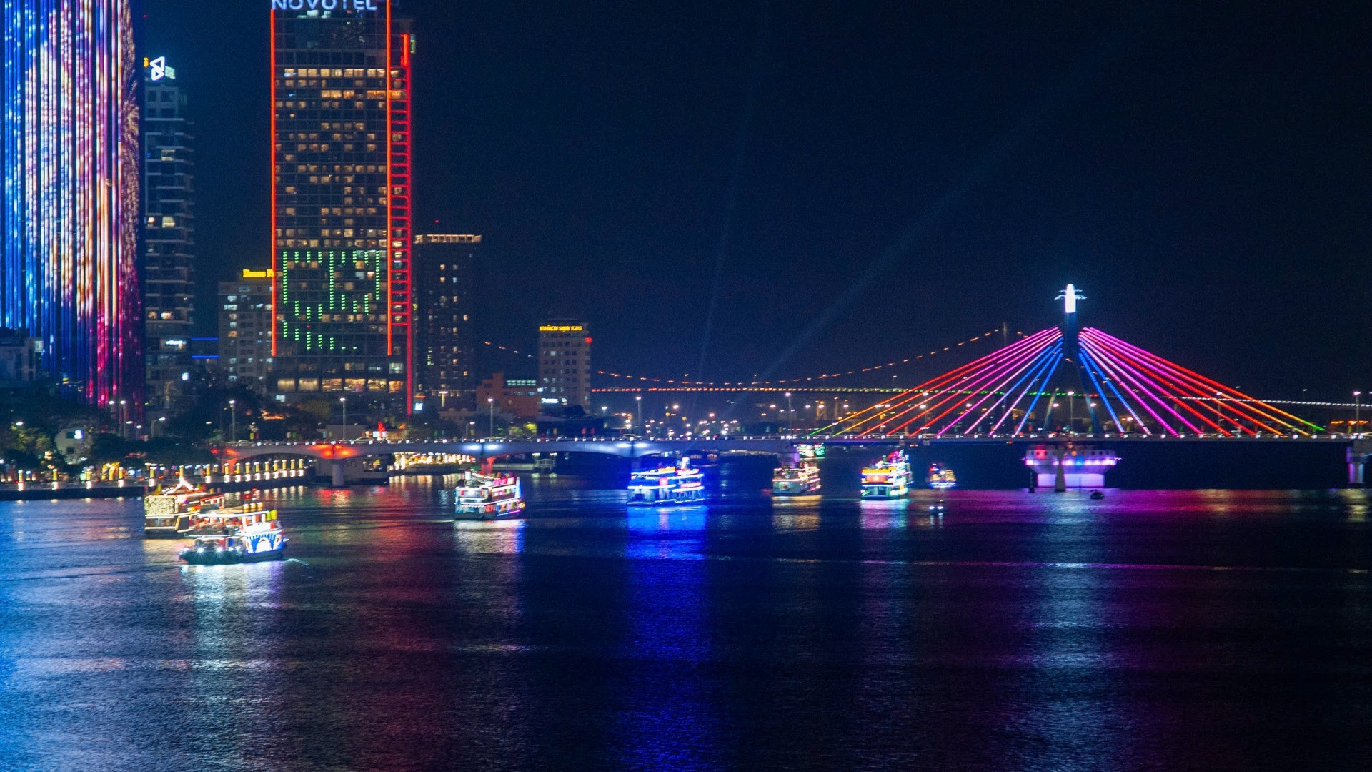 Các thuyền hoa thi nhau khoe sắc trên dòng sông Hàn thơ mộng.