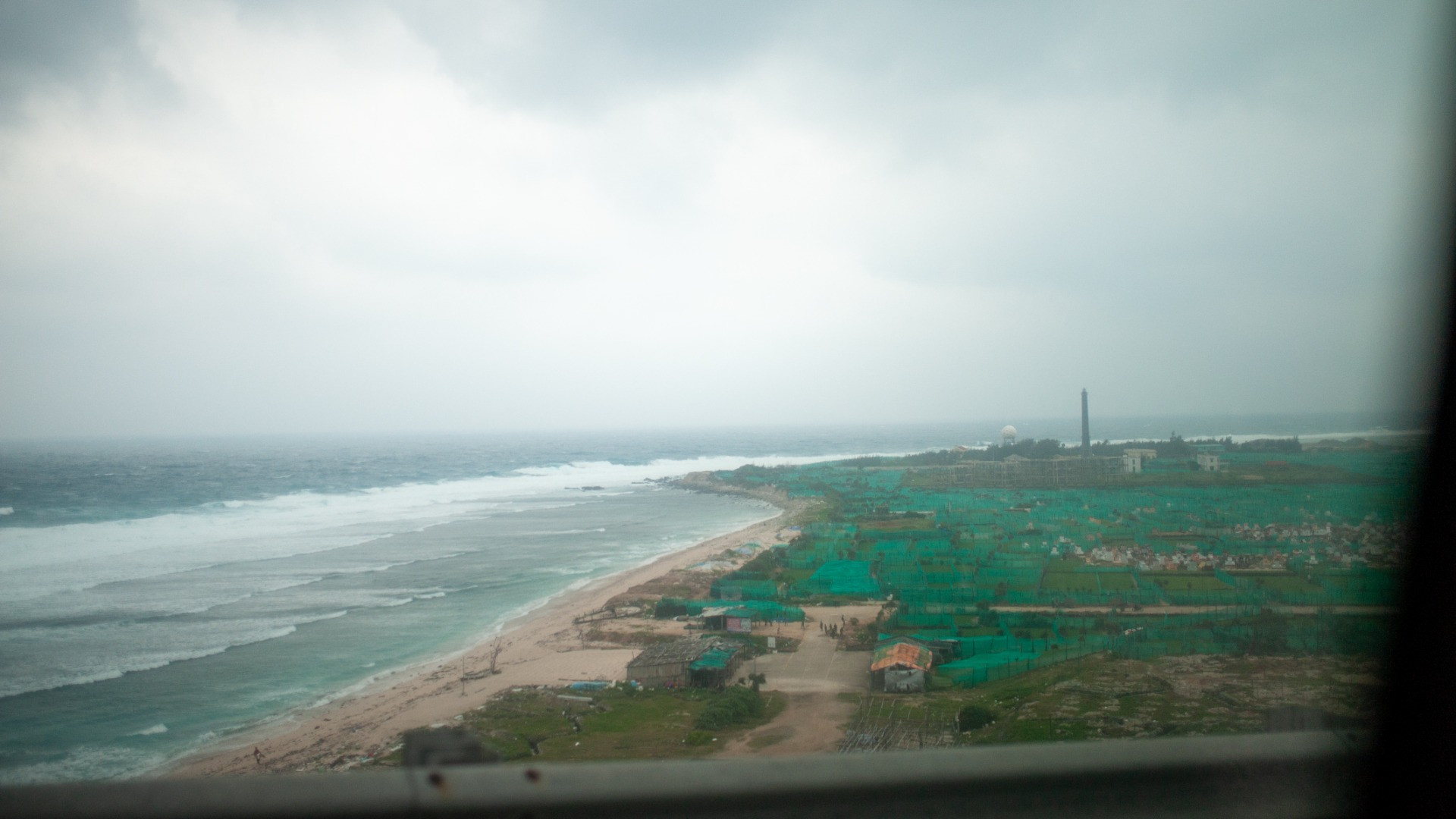 Từ độ cao gần 149m so với mực nước biển, Lý Sơn dần thu nhỏ lại trong mắt chúng tôi, toát lên một cảm giác bao la, hùng vĩ của thiên nhiên, đồng thời cũng cho thấy cuộc sống bình dị của người dân trên đảo.