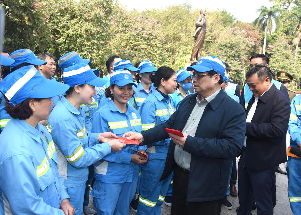 Thủ tướng Phạm Minh Chính chúc Tết công nhân vệ sinh môi trường đô thị thành phố Hà Nội
