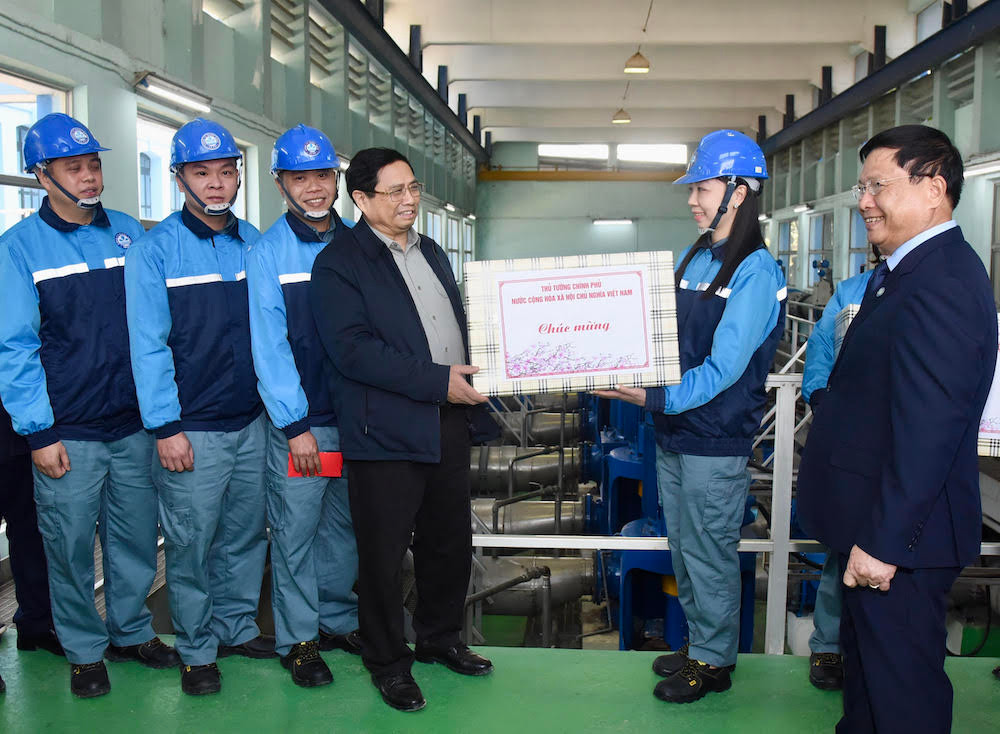 Thủ tướng đánh giá cao Công ty Nước sạch Hà Nội đã đảm bảo tất cả các hoạt động bình thường dịp Tết, không để cho khu vực nào mất nước, thiếu nước trong dịp Tết