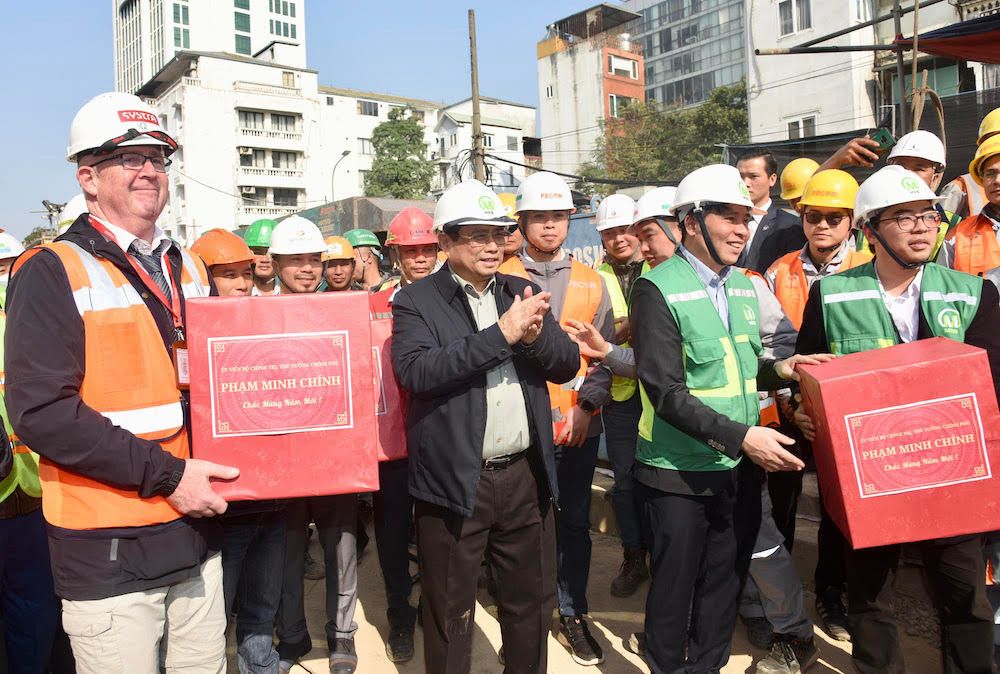 Thủ tướng Phạm Minh Chính tặng quà chúc Tết, động viên các đơn vị đang thi công trên công trường.