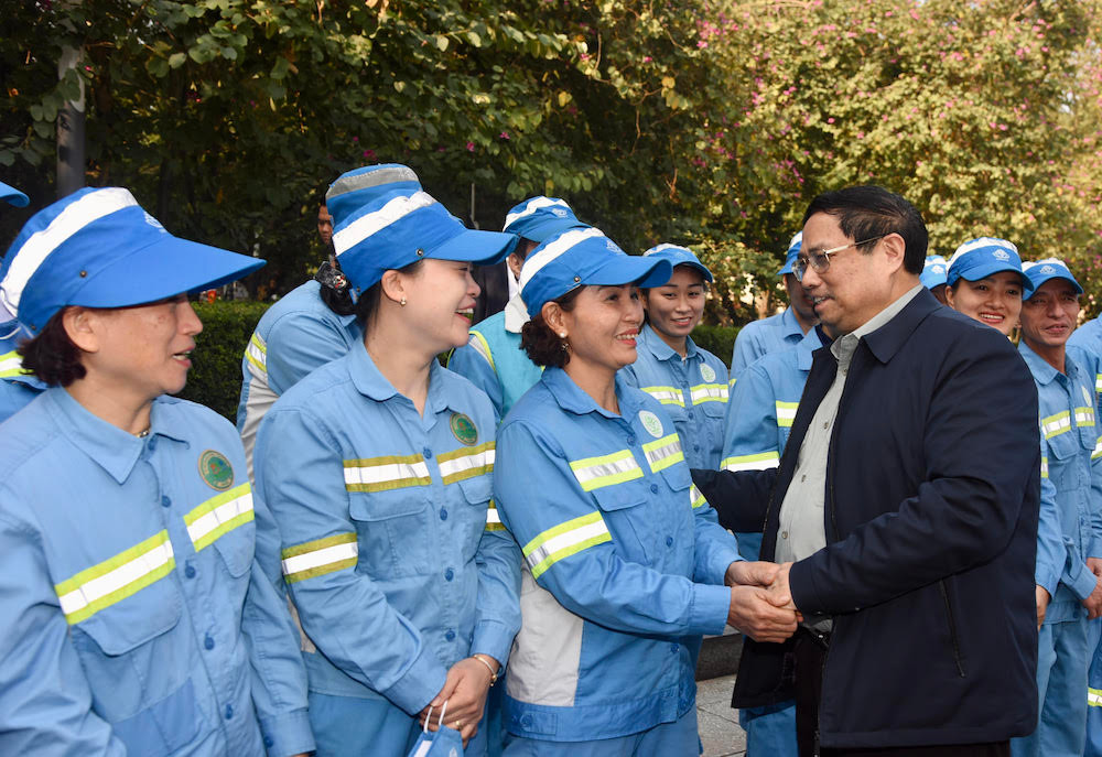 Thủ tướng cảm ơn, biểu dương các công nhân, đặc biệt là phụ nữ, đã hy sinh ngày nghỉ của mình vì Thủ đô sáng, xanh sạch, đẹp, an toàn, nhất là lúc mọi người nghỉ ngơi, vui Tết thì anh chị em lại phải làm việc, khối lượng công việc ngày Tết lại nhiều và vất vả hơn