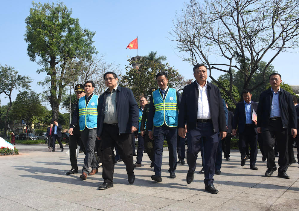 Thủ tướng Phạm Minh Chính đến thăm, chúc Tết công nhân, người lao động của Công ty Môi trường đô thị Hà Nội đang trực tại Công viên Lênin.