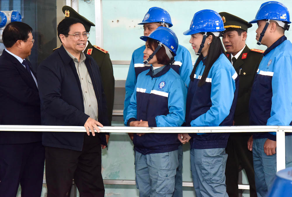 Thủ tướng Phạm Minh Chính thăm hỏi, động viên cán bộ, nhân viên Nhà máy nước Yên Phụ