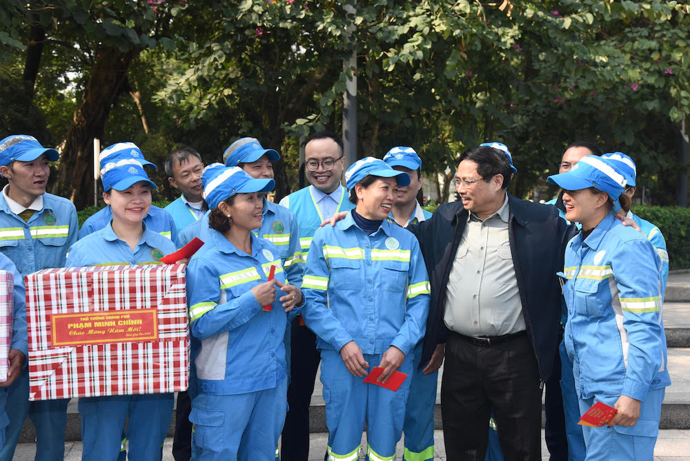 Các công nhân vệ sinh môi trường bày tỏ xúc động được lãnh đạo Đảng, Nhà nước đến thăm, động viên; hứa với Thủ tướng luôn nỗ lực vượt mọi khó khăn, gác lại việc gia đình dịp Tết để giữ gìn, bảo vệ môi trường Thành phố
