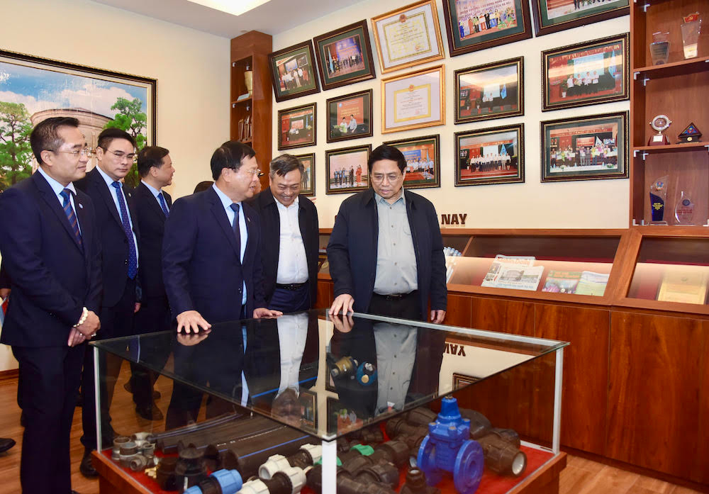 Thủ tướng thăm phòng truyền thống của Công ty Nước sạch Hà Nội