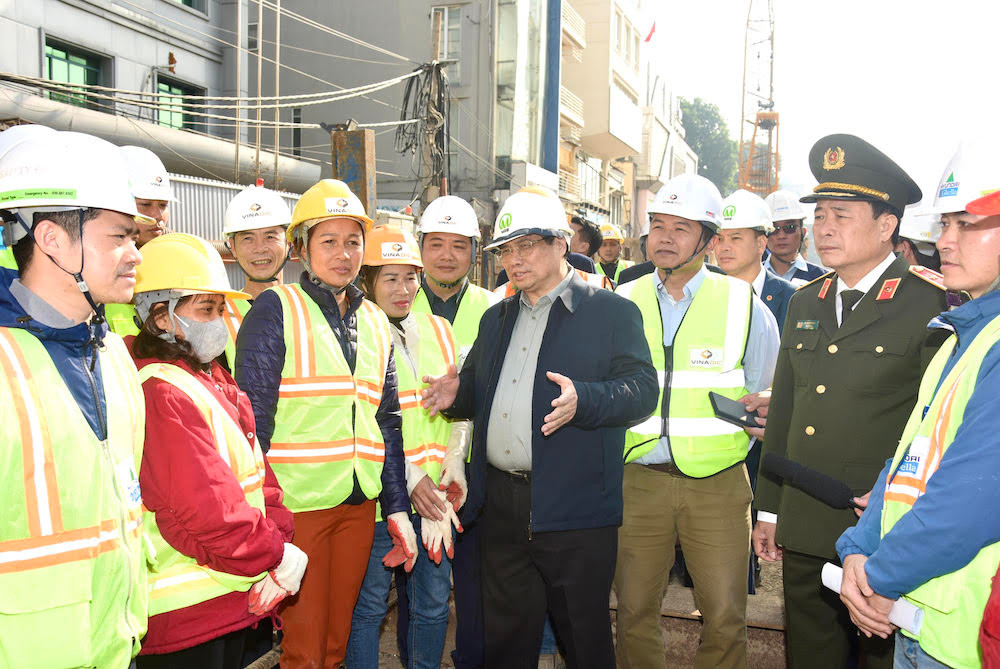Thủ tướng Phạm Minh Chính chúc Tết người lao động đang thi công Dự án đầu tư xây dựng tuyến đường sắt đô thị Nhổn - ga Hà Nội