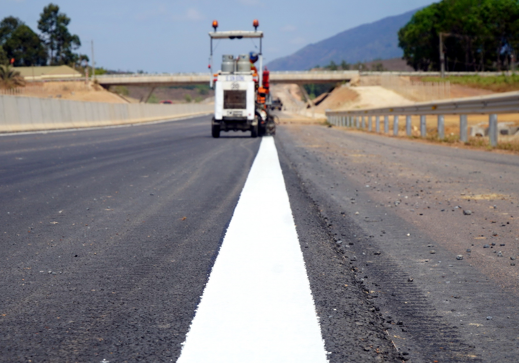 Thi công kẻ vạch làn đường tuyến cao tốc Phan Thiết-Dầu Giây. Thi công kẻ vạch làn đường tuyến cao tốc Phan Thiết-Dầu Giây.
