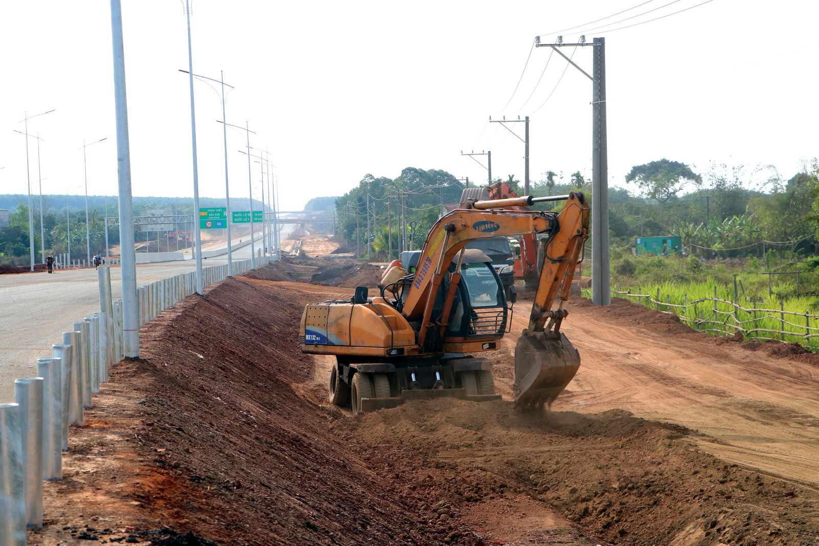 Những ngày này trên công trường các nhà thầu nỗ lực thi công các hạng mục để có thể hoàn thành dự án vào dịp 30/4/2023 theo yêu cầu của Bộ Giao thông vận tải. Những ngày này trên công trường các nhà thầu nỗ lực thi công các hạng mục để có thể hoàn thành dự án vào dịp 30/4/2023 theo yêu cầu của Bộ Giao thông vận tải.