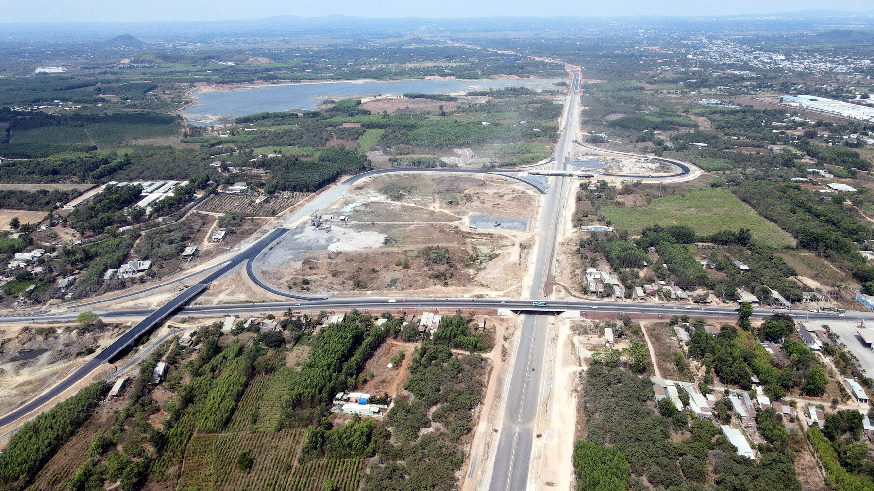Chỉ còn chưa đầy 1 tháng nữa theo yêu cầu của Bộ Giao thông vận tải hoàn thành, đưa cao tốc Phan Thiết-Dầu Giây vào hoạt động, nhưng hiện nay nhiều hạng mục vẫn còn ngổn ngang trên công trường. Chỉ còn chưa đầy 1 tháng nữa theo yêu cầu của Bộ Giao thông vận tải hoàn thành, đưa cao tốc Phan Thiết-Dầu Giây vào hoạt động, nhưng hiện nay nhiều hạng mục vẫn còn ngổn ngang trên công trường.