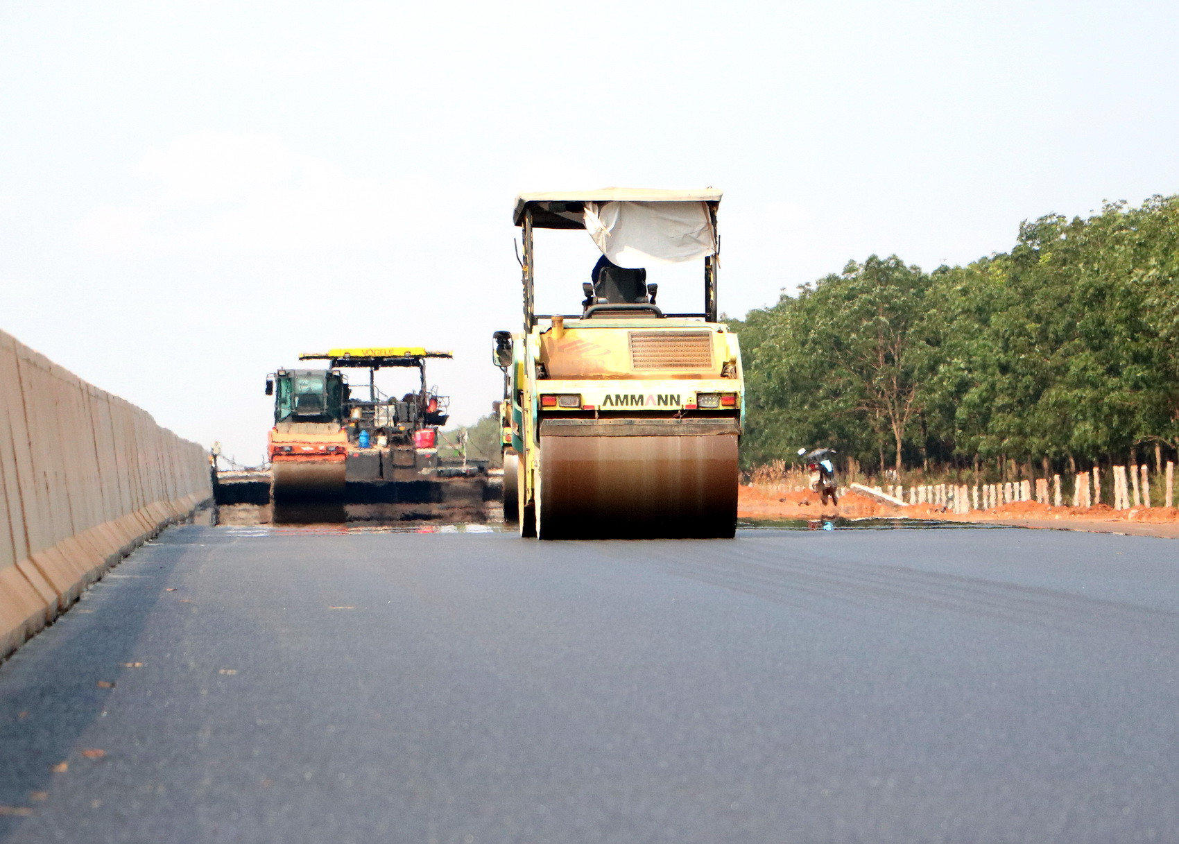 Thi công hạng mục lu nền mặt đường. Thi công hạng mục lu nền mặt đường.