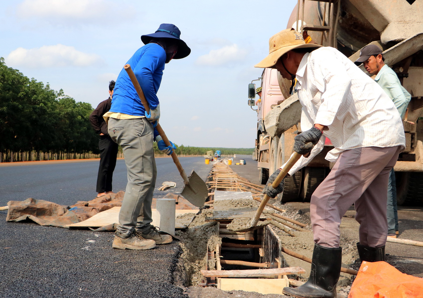 Công nhân đang thi công lắp đặt giải phân cách giữa của tuyến cao tốc, đoạn qua địa phận huyện Xuân Lộc, tỉnh Đồng Nai. Công nhân đang thi công lắp đặt giải phân cách giữa của tuyến cao tốc, đoạn qua địa phận huyện Xuân Lộc, tỉnh Đồng Nai.