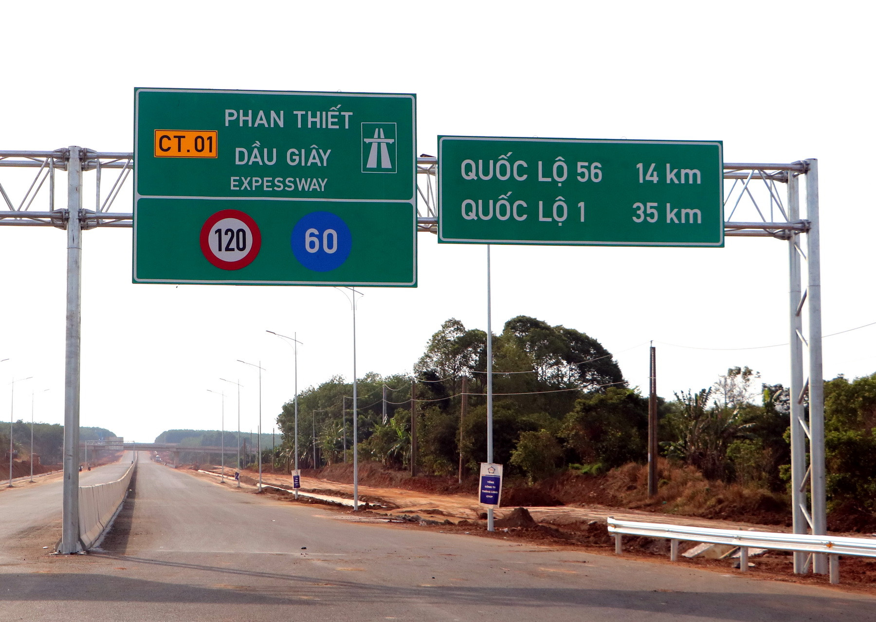 Biển hướng dẫn được lắp đặt trên tuyến cao tốc Phan Thiết-Dầu Giây. Biển hướng dẫn được lắp đặt trên tuyến cao tốc Phan Thiết-Dầu Giây.