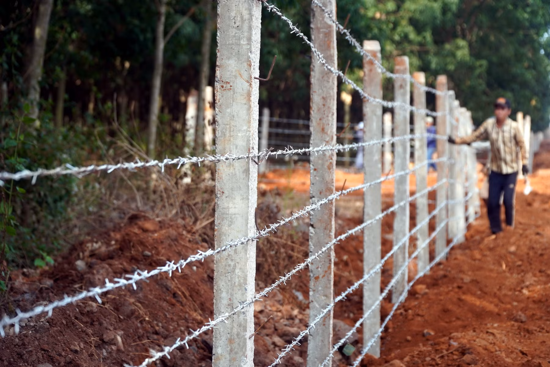 Hạng mục hàng rào của tuyến cao tốc, đoạn qua địa bàn tỉnh Đồng Nai đang được gấp rút hoàn thành.