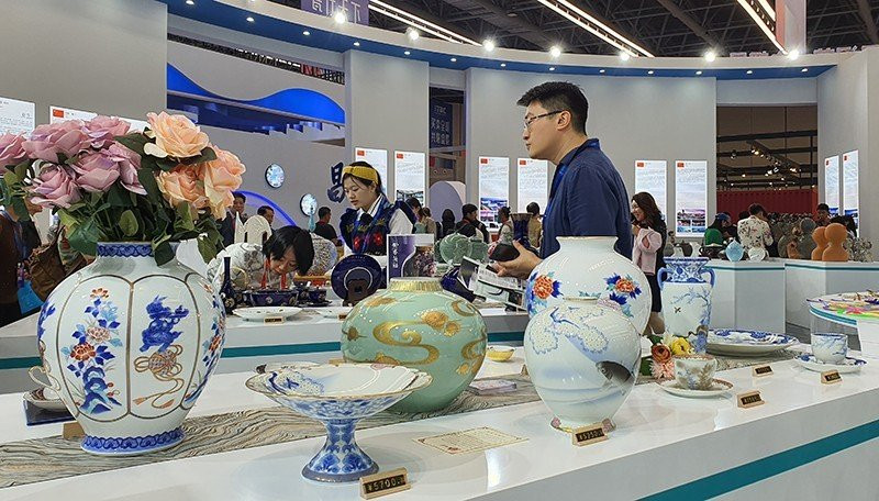 Du khách tham quan gian hàng giới thiệu sản phẩm gốm sứ.