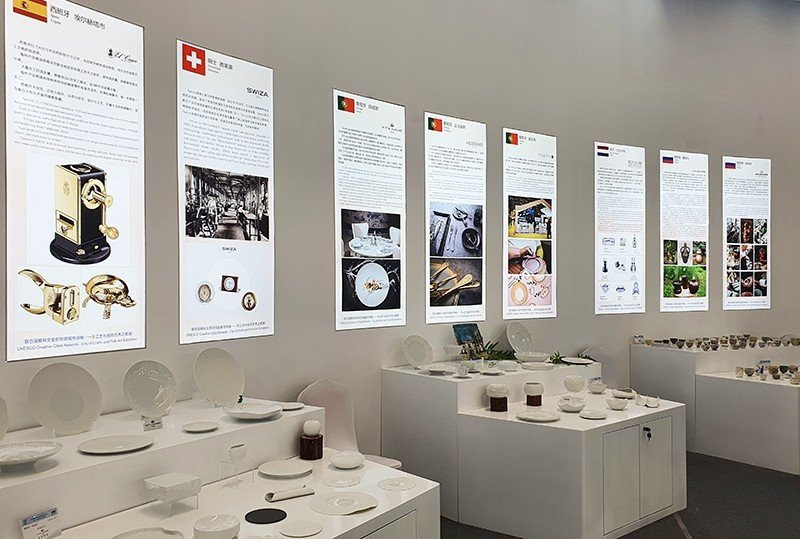 Giới thiệu về gốm sứ các nước tham gia hội chợ.