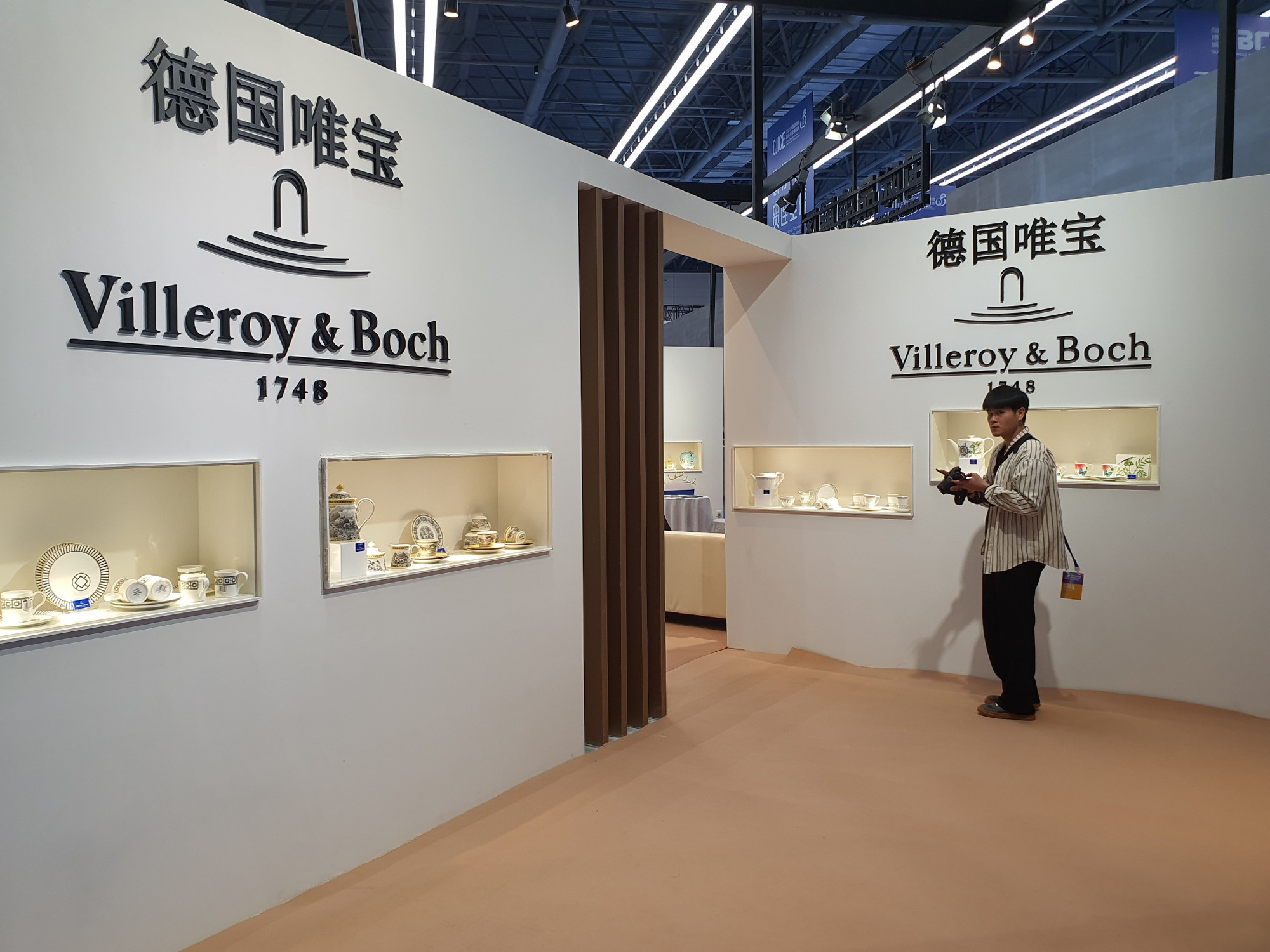 Một góc gian hàng gốm sứ Đức.