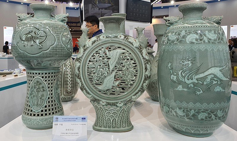 Sản phẩm gốm sứ các nước trưng bày tại hội chợ.