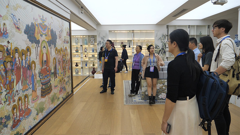 Du khách tìm hiểu tranh sứ khổ lớn ở thành phố Cảnh Đức Trấn.