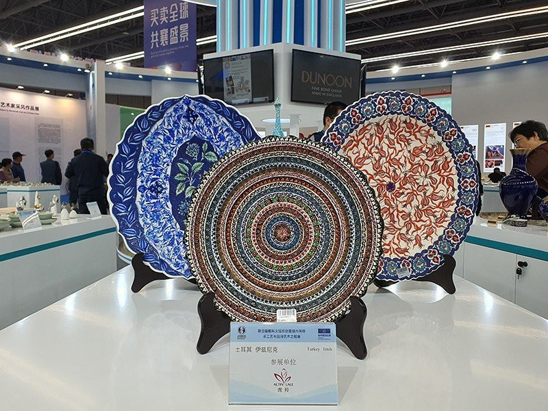 Sản phẩm gốm sứ các nước trưng bày tại hội chợ.