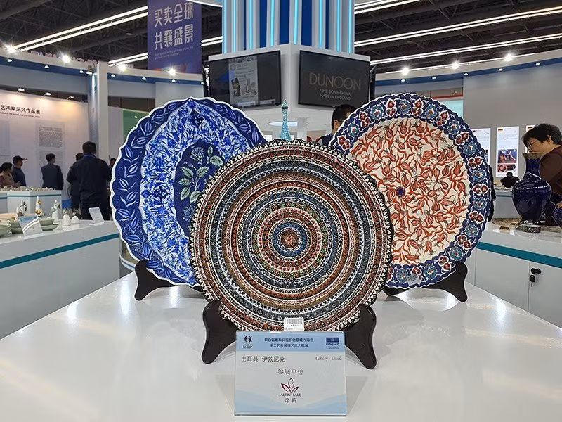 Sản phẩm gốm sứ các nước trưng bày tại hội chợ.