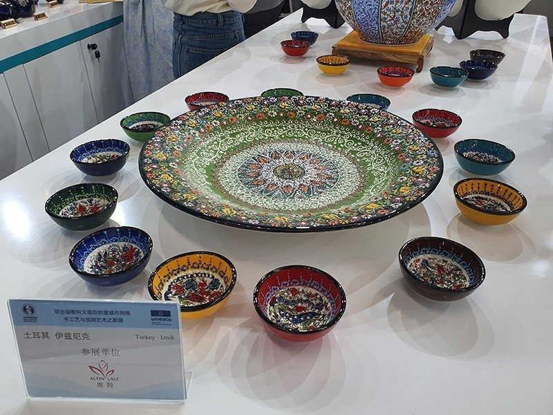 Sản phẩm gốm sứ các nước trưng bày tại hội chợ.