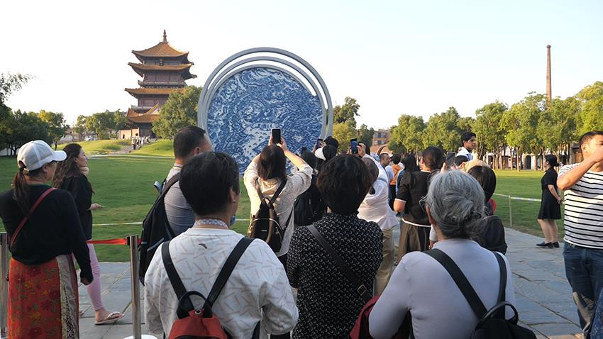 Du khách chụp ảnh biểu tượng gốm sứ của Cảnh Đức Trấn.