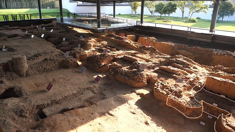 Dấu tích xưởng gốm tiến vua trong Công viên di chỉ khảo cổ quốc gia thành phố Cảnh Đức Trấn.