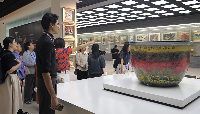 Những du khách nước ngoài tìm hiểu về gốm sứ Cảnh Đức.