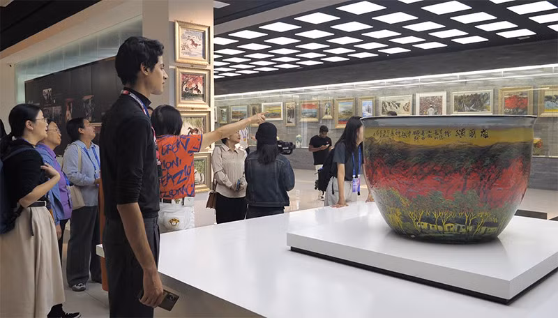 Những du khách nước ngoài tìm hiểu về gốm sứ Cảnh Đức.