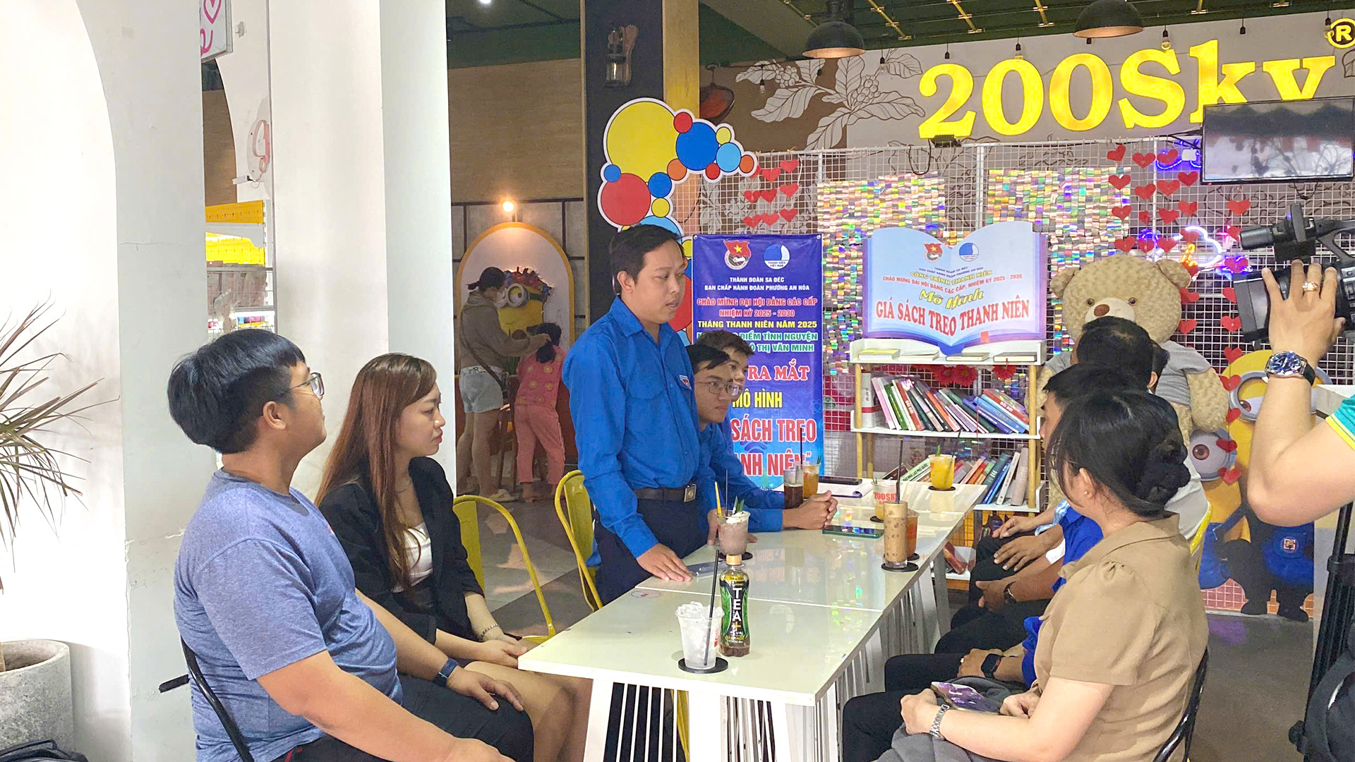 Trưởng Ban Phong trào Tỉnh đoàn Đồng Tháp Nguyễn Phúc Minh phát biểu tại buổi ra mắt mô hình "Giá sách treo thanh niên" tại quán cà phê 200Sky, đường Trần Thị Nhượng, phường An Hòa, thành phố Sa Đéc. (Ảnh: NHƯ ANH)