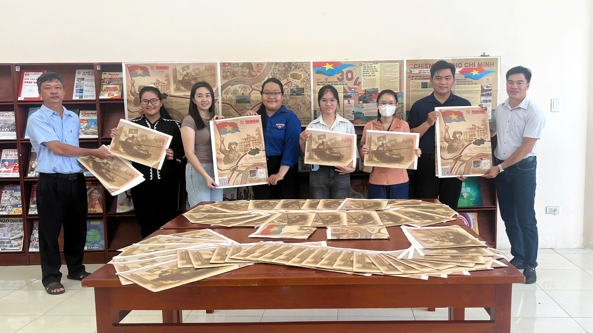 Phụ san đặc biệt tuyên truyền kỷ niệm 50 năm Ngày Giải phóng miền nam, thống nhất đất nước được phát tặng tại Thư viện tỉnh Đồng Tháp. (Ảnh: Bạn đọc cung cấp)