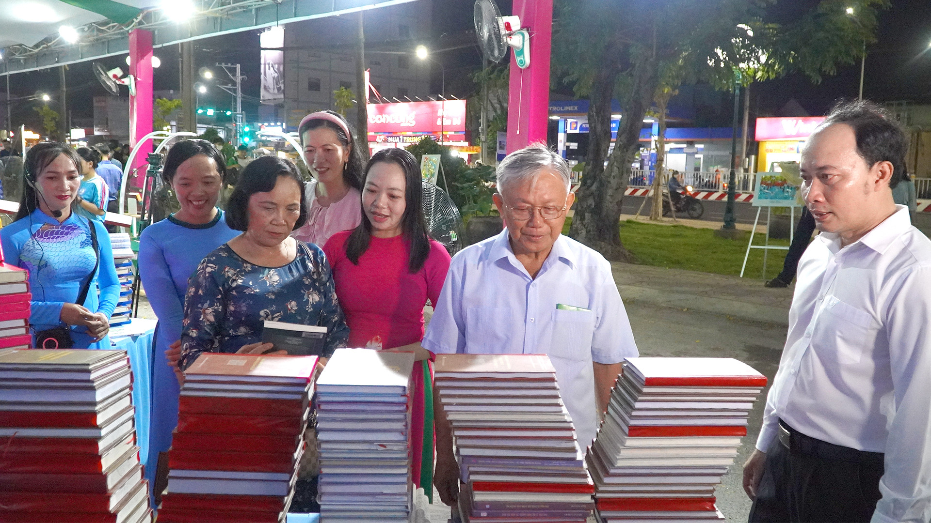 Đại biểu tham quan ngay sau khai mạc Ngày Sách và Văn hóa đọc. (Ảnh: HỮU NGHĨA)