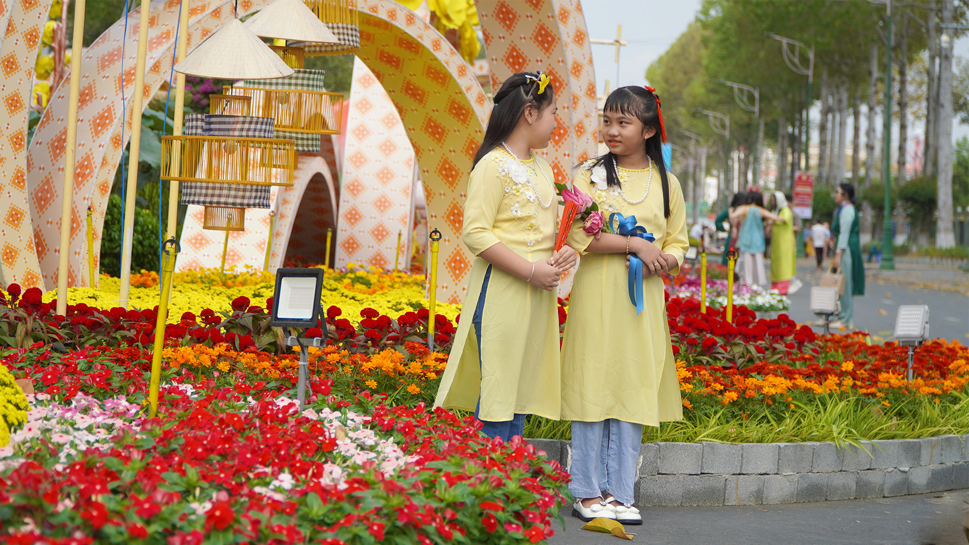 Đường hoa cũng thu hút nhiều cháu thiếu nhi tìm đến tham quan, chụp ảnh. (Ảnh: HỮU NGHĨA)