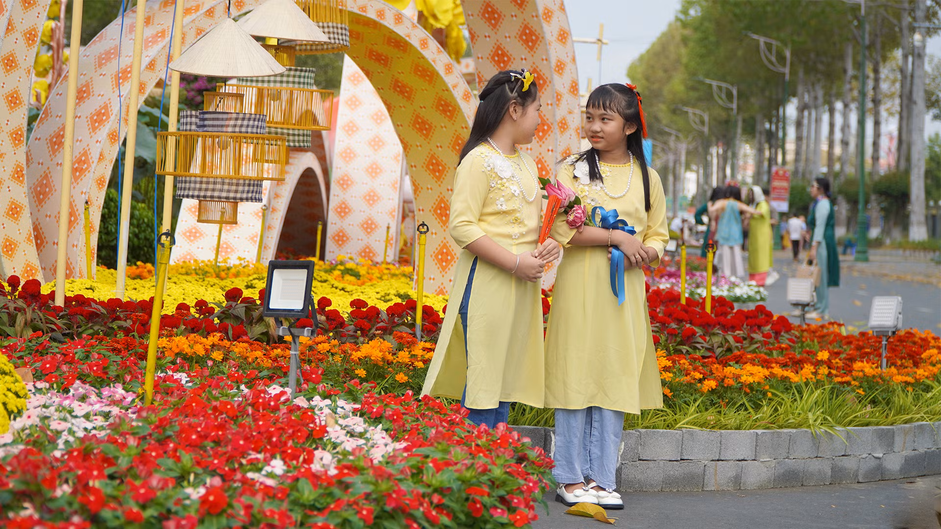 Đường hoa cũng thu hút nhiều cháu thiếu nhi tìm đến tham quan, chụp ảnh. (Ảnh: HỮU NGHĨA)