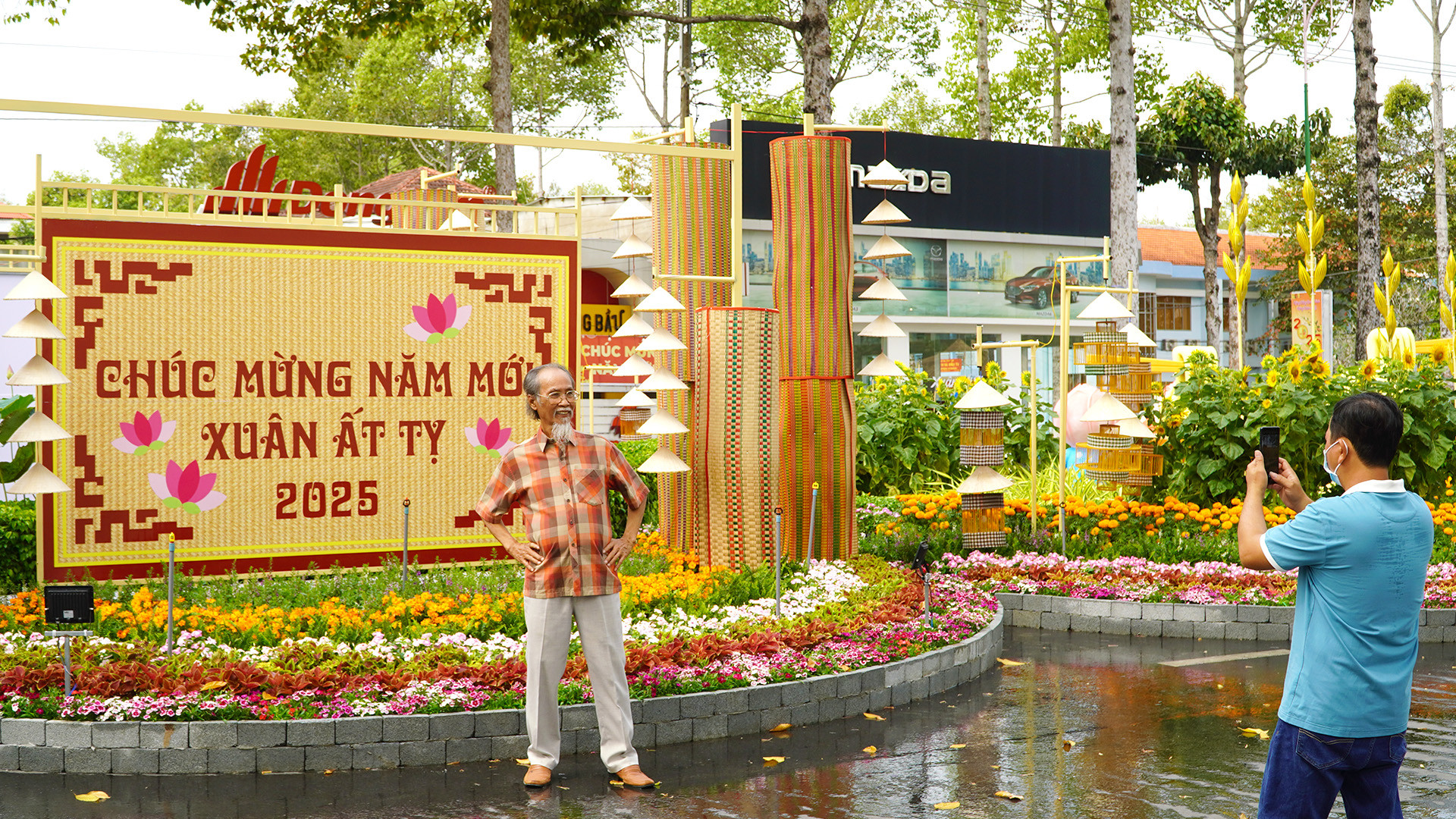 Đại cảnh giới thiệu các làng nghề, sản phẩm đặc trưng của địa phương cũng thu hút du khách tìm đến để lưu lại những khoảnh khắc xuân. (Ảnh: HỮU NGHĨA)