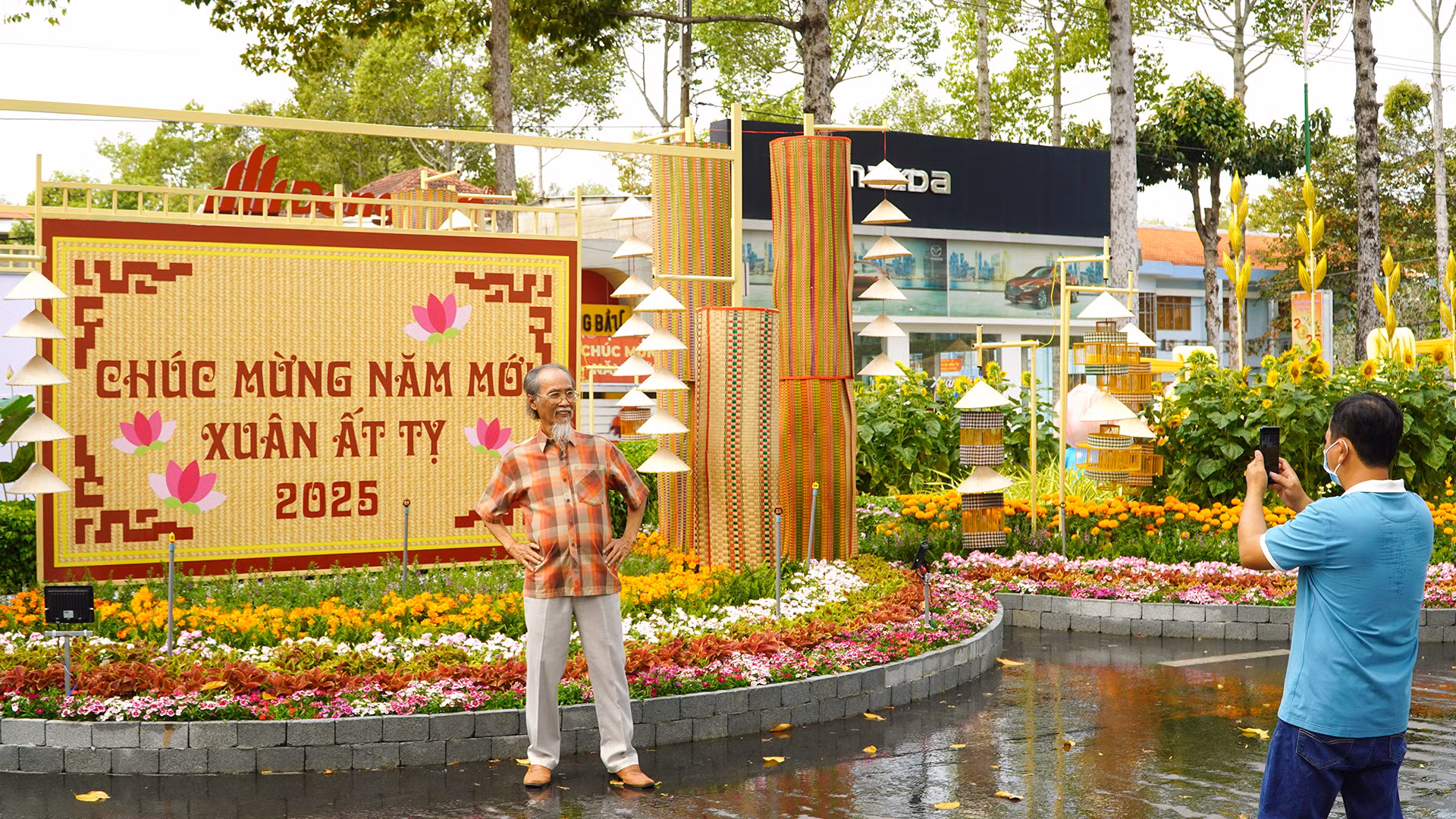 Đại cảnh giới thiệu các làng nghề, sản phẩm đặc trưng của địa phương cũng thu hút du khách tìm đến để lưu lại những khoảnh khắc xuân. (Ảnh: HỮU NGHĨA)