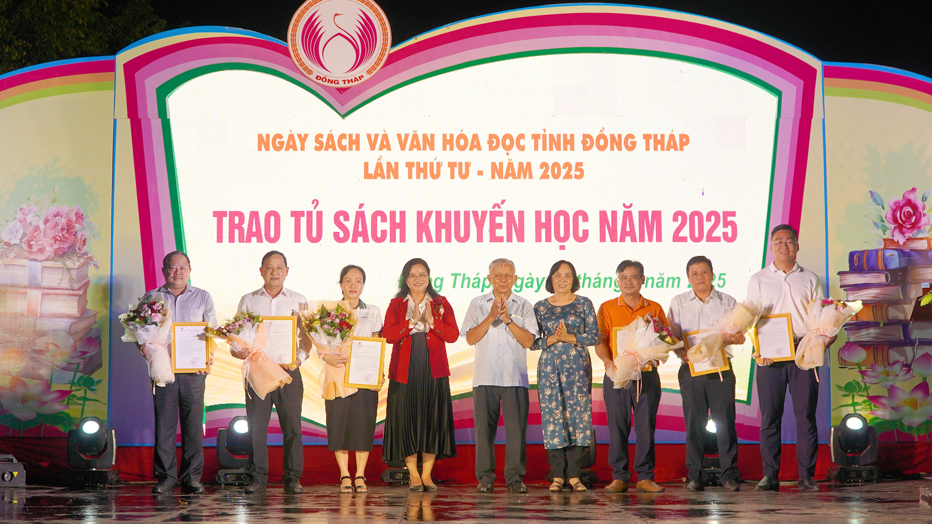 Trao thư cảm ơn và tặng hoa cho các nhà tài trợ Tủ sách khuyến học. (Ảnh: HỮU NGHĨA)