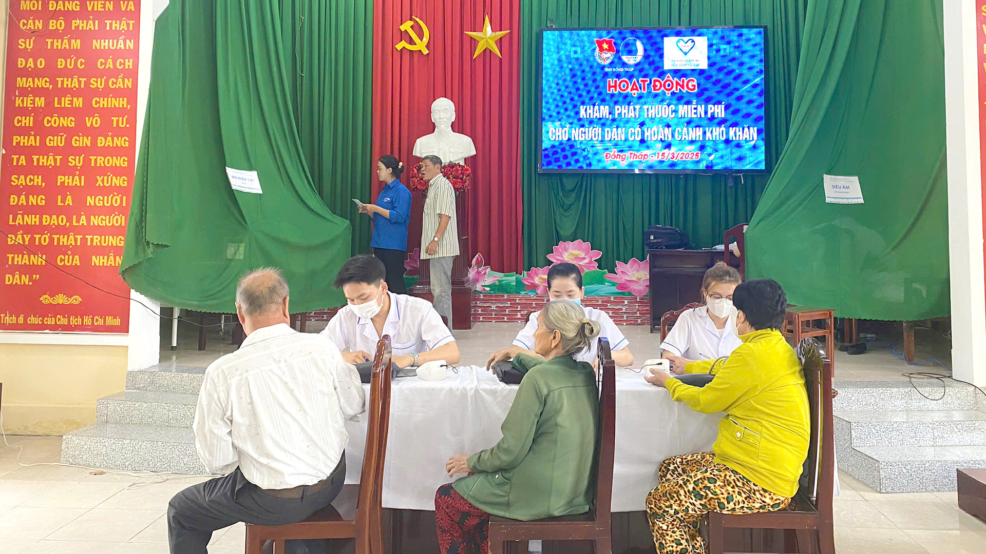 Tỉnh đoàn Đồng Tháp phối hợp Bệnh viện Đa khoa Tâm Trí Đồng Tháp tổ chức khám bệnh, phát thuốc miễn phí cho người dân trên địa bàn thành phố Sa Đéc.