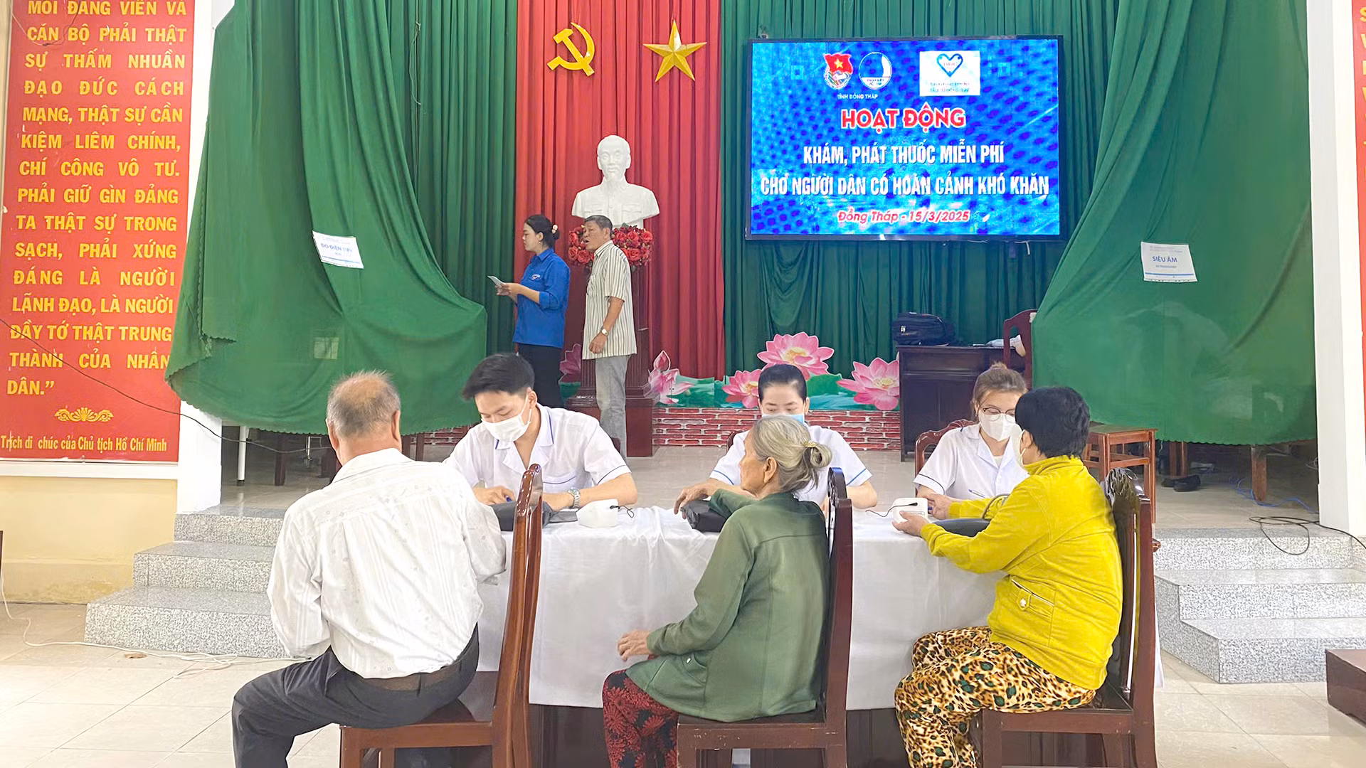 Tỉnh đoàn Đồng Tháp phối hợp Bệnh viện Đa khoa Tâm Trí Đồng Tháp tổ chức khám bệnh, phát thuốc miễn phí cho người dân trên địa bàn thành phố Sa Đéc.