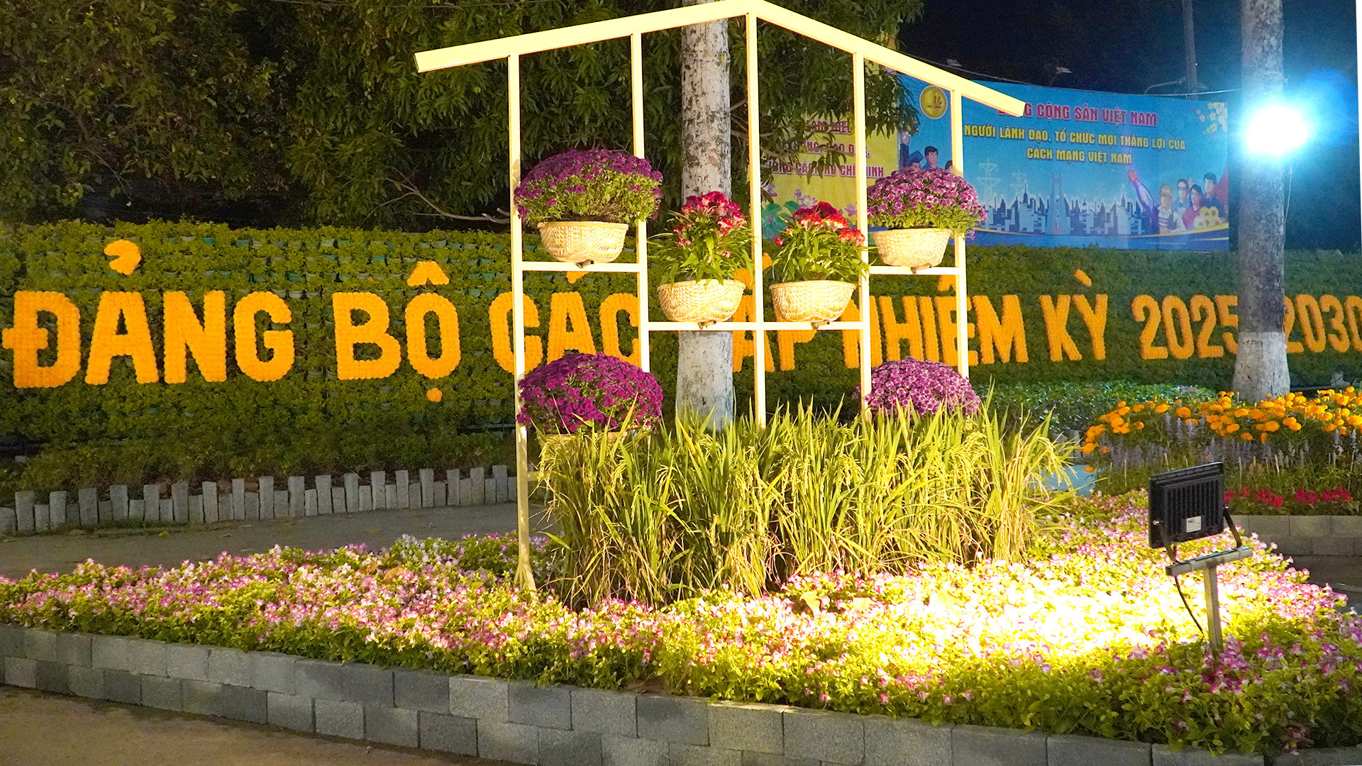 Tiểu cảnh đặt gần Ủy ban nhân dân tỉnh Đồng Tháp. (Ảnh: HỮU NGHĨA)