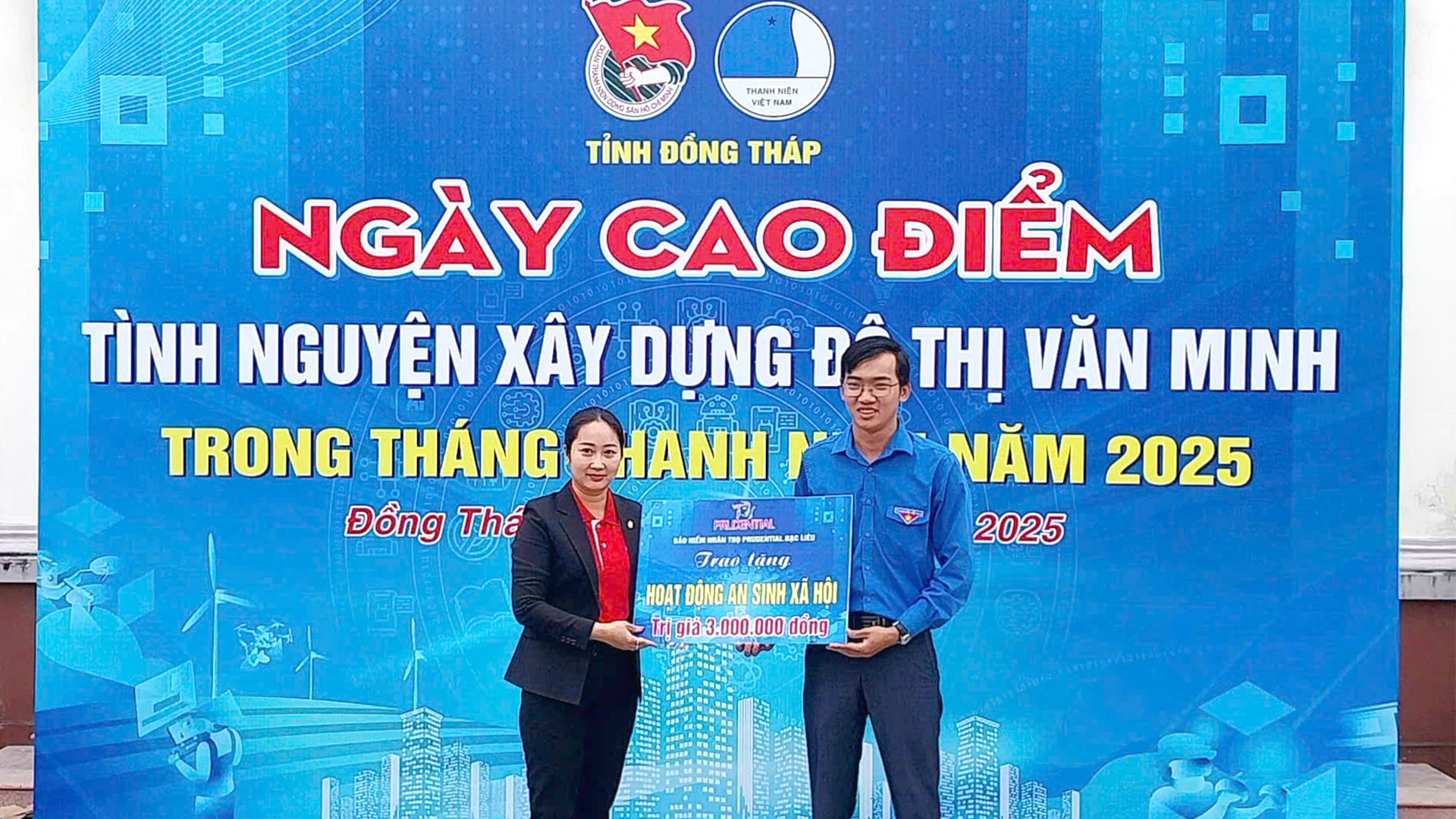 Trao bảng tượng trưng các hoạt động an sinh xã hội cho Thành đoàn Sa Đéc. (Ảnh: NHƯ ANH)